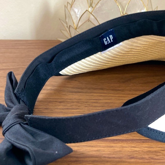 GAP visor with bow. - Picture 3 of 4